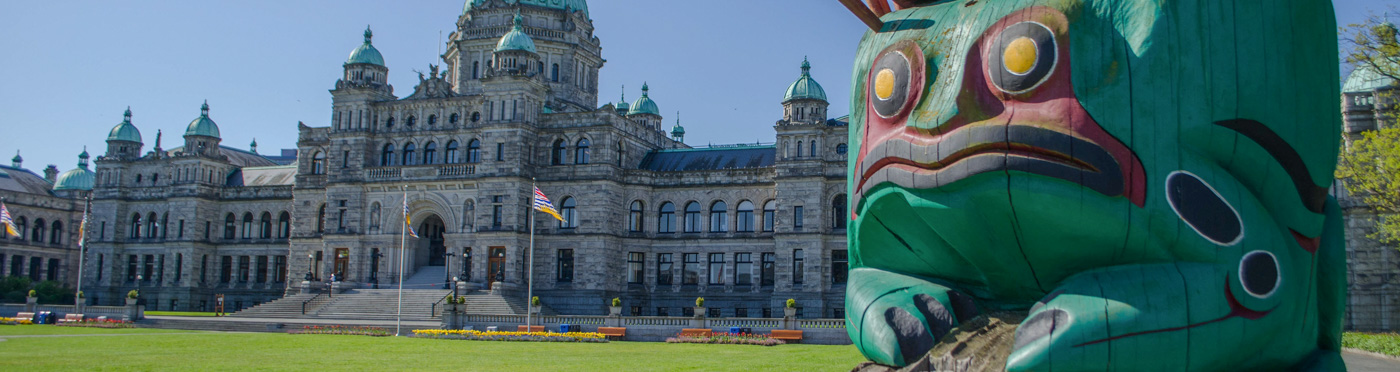 Totem pole and Parliament Buildings.