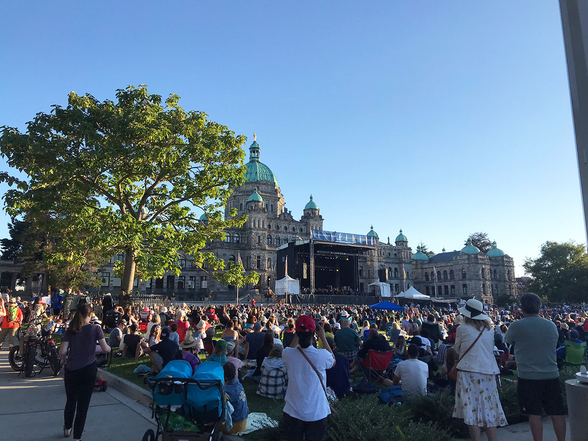 Image of the Legislative grounds with a very large crowd looking towards the stage.